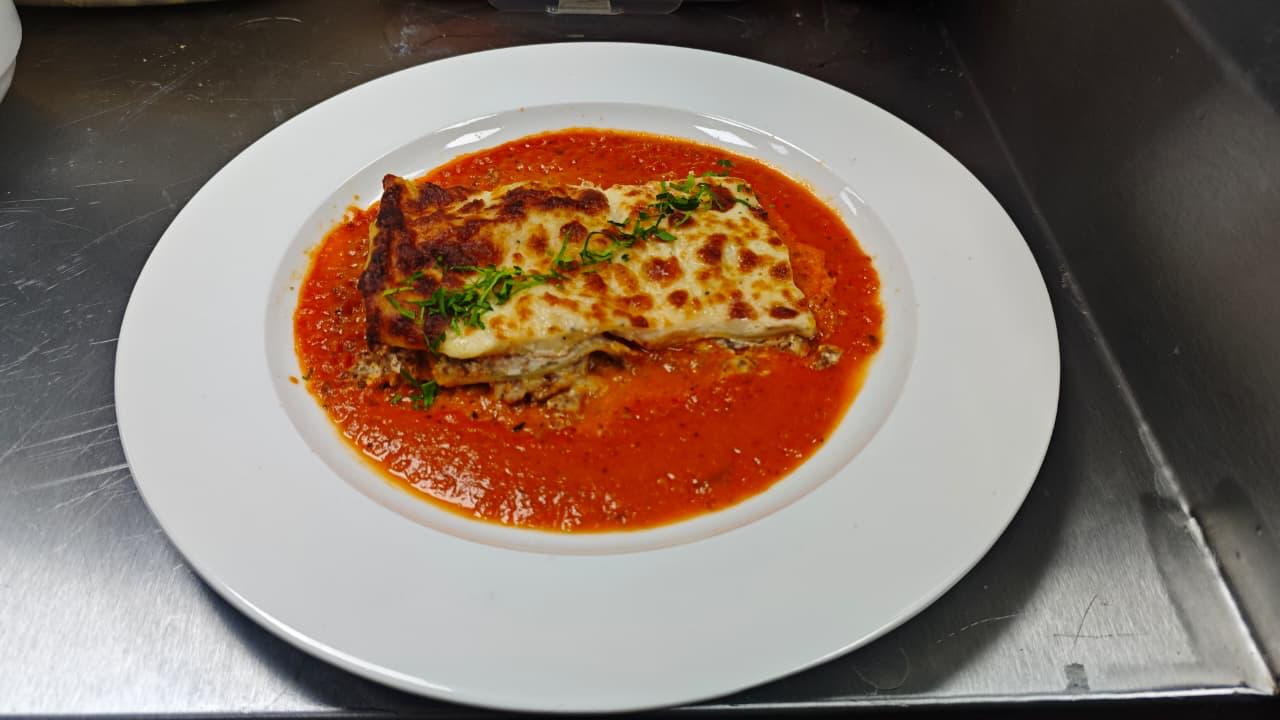 Lasagna con salsa boloñesa y queso gratinado